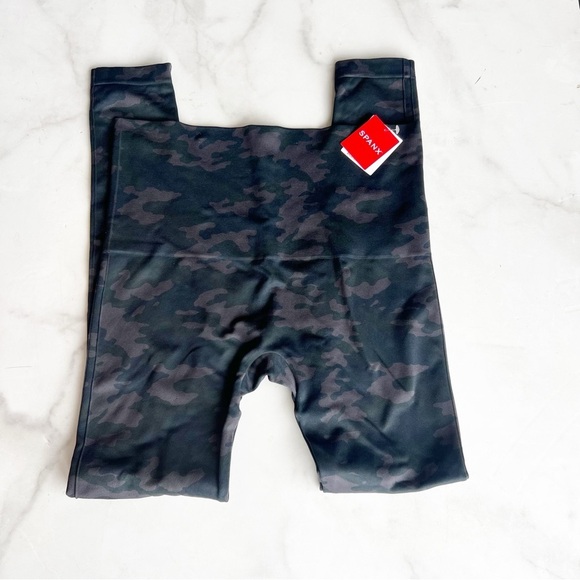 Spanx Size 2X Plus Size Seamless Look at me Leggings in Black Camo NEW! - Picture 3 of 6